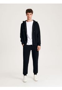 Reserved - Spodnie dresowe regular fit - czarny. Kolor: czarny. Materiał: dresówka #1