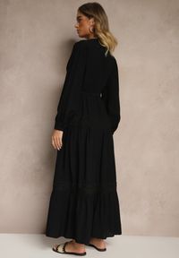 Renee - Czarna Wiskozowa Sukienka o Rozkloszowanym Kroju z Wiązanym Paskiem i Koronką Reisavien. Okazja: na co dzień, na spacer. Typ kołnierza: dekolt w serek. Kolor: czarny. Materiał: koronka, wiskoza. Wzór: koronka. Typ sukienki: rozkloszowane. Styl: casual, elegancki #2