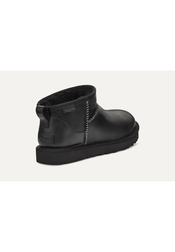 Ugg - Śniegowce męskie UGG Classic Ultra Mini Leather Regenerate Boot. Okazja: na plażę. Kolor: czarny. Materiał: materiał. Sezon: jesień, lato, zima. Styl: młodzieżowy