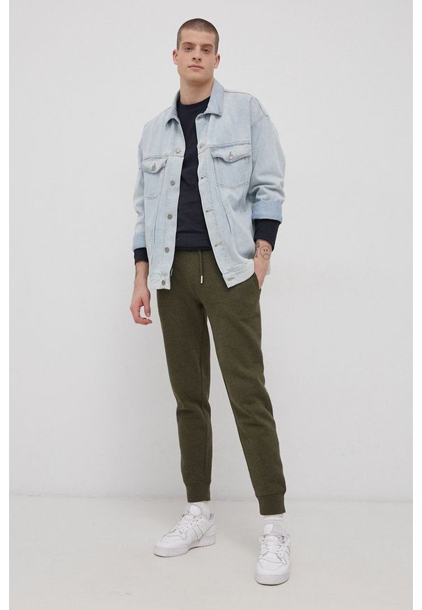 Superdry Spodnie męskie kolor beżowy gładkie. Kolor: zielony. Materiał: dzianina. Wzór: gładki