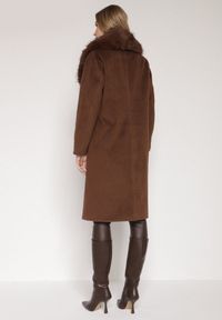 Born2be - Brązowy Płaszcz Ozdobiony Odpinanym Futerkiem Lianossa. Okazja: na co dzień. Kolor: brązowy. Materiał: futro. Wzór: aplikacja. Styl: klasyczny, casual #6