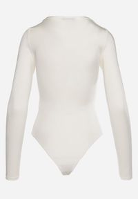 Born2be - Białe Body z Długim Rękawem i Głębokim Dekoltem Mastaria. Okazja: na spotkanie biznesowe. Typ kołnierza: dekolt w łódkę. Kolor: biały. Materiał: materiał. Długość rękawa: długi rękaw. Długość: długie. Styl: biznesowy, elegancki #5
