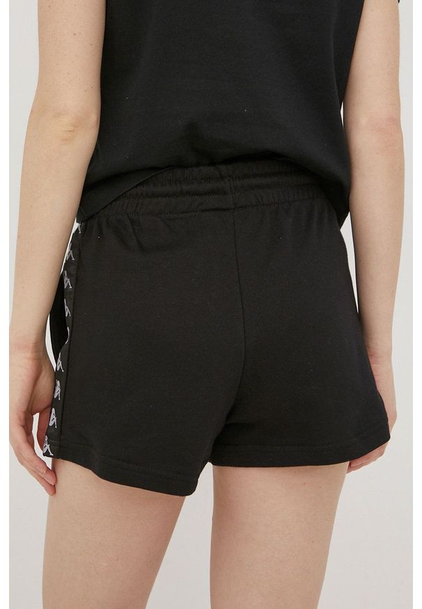 Kappa szorty damskie kolor czarny z aplikacją medium waist. Okazja: na co dzień. Kolor: czarny. Materiał: bawełna. Wzór: aplikacja. Styl: casual