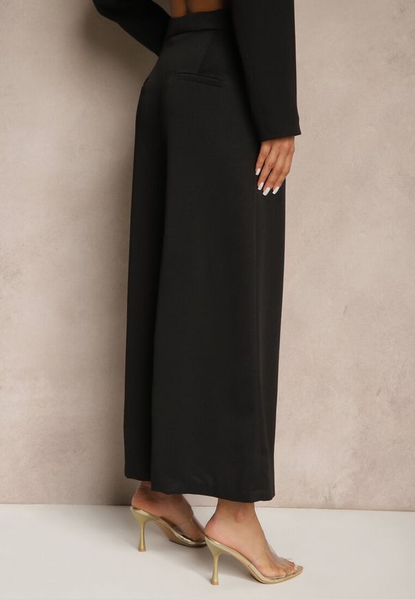 Renee - Czarne Garniturowe Spodnie o Fasonie Culottes Adeana. Okazja: na co dzień, na spotkanie biznesowe. Kolor: czarny. Styl: casual, elegancki, biznesowy, klasyczny