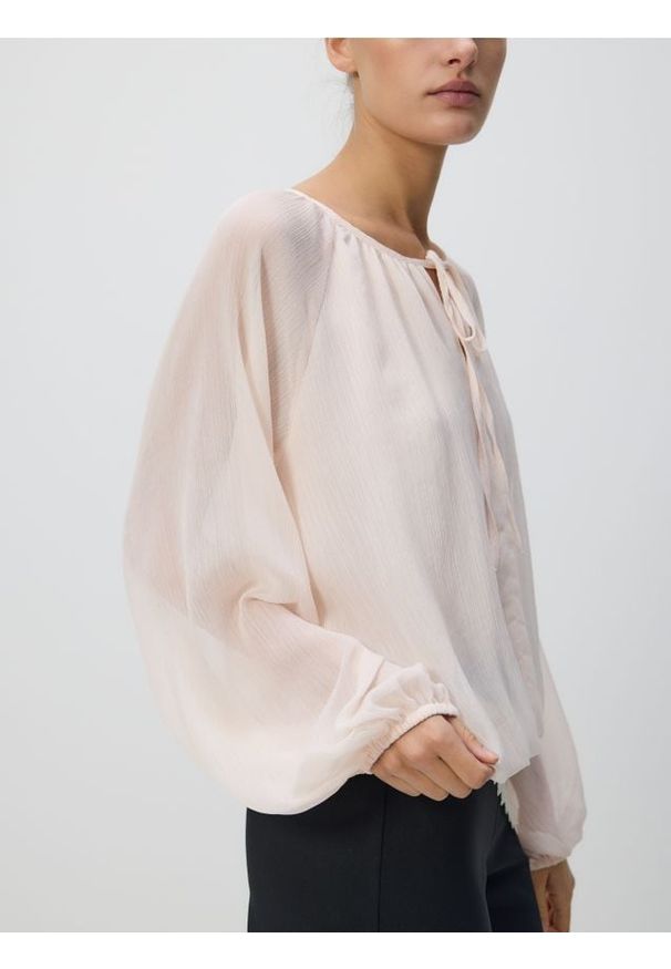 Reserved - Bluzka z wiązaniem - pastelowy róż. Kolor: różowy. Materiał: tkanina