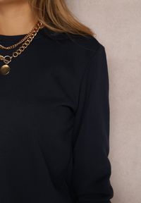 Renee - Granatowa Bluza Hullu. Okazja: na co dzień. Kolor: niebieski. Materiał: polar, materiał, dzianina. Długość rękawa: długi rękaw. Długość: długie. Wzór: gładki. Sezon: zima, jesień. Styl: klasyczny, casual