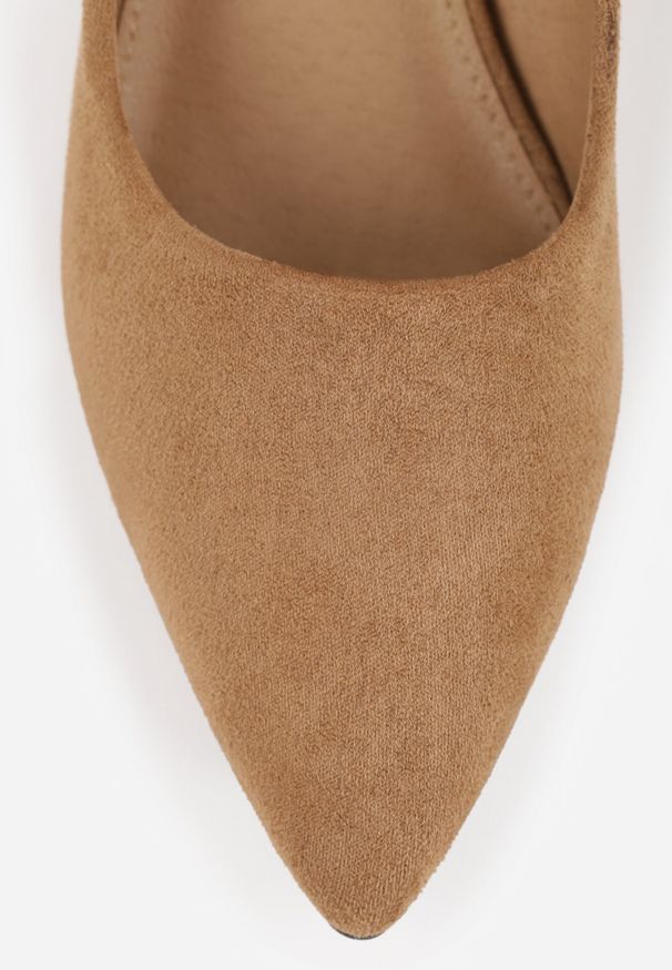 Born2be - Ciemnobeżowe Klasyczne Czółenka na Obcasie Katrie. Okazja: na ślub cywilny, na randkę, na wesele, do pracy, na spotkanie biznesowe. Nosek buta: szpiczasty. Kolor: beżowy. Materiał: satyna. Obcas: na obcasie. Styl: klasyczny. Wysokość obcasa: niski