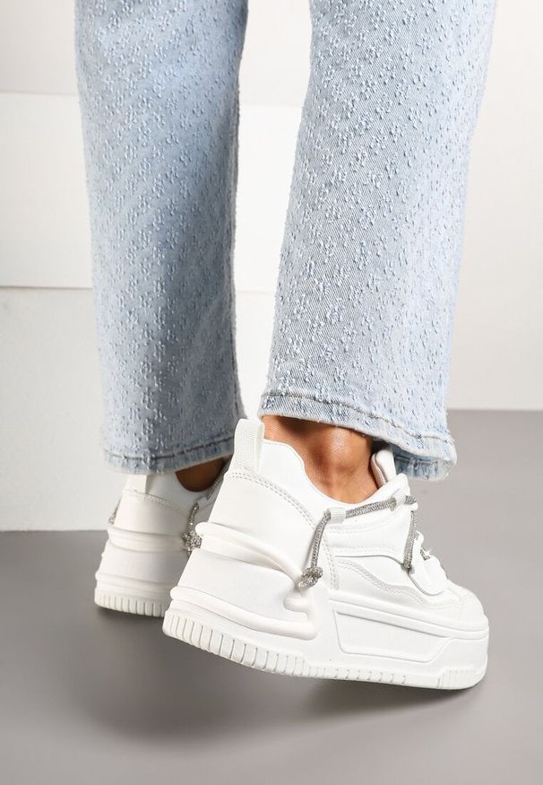 Renee - Białe Sneakersy na Platformie z Paskiem z Cyrkonii Aneolin. Okazja: na co dzień. Zapięcie: pasek. Kolor: biały. Materiał: koronka, skóra. Wzór: aplikacja. Obcas: na platformie