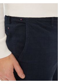 TOMMY HILFIGER - Tommy Hilfiger Chinosy Denton MW0MW32935 Granatowy Slim Fit. Kolor: niebieski. Materiał: bawełna #3