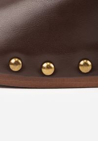 Renee - Brązowe Klapki Ozdobione Nitami i Metaliczną Aplikacją Doviana. Okazja: na co dzień. Kolor: brązowy. Wzór: aplikacja. Styl: casual, boho #7