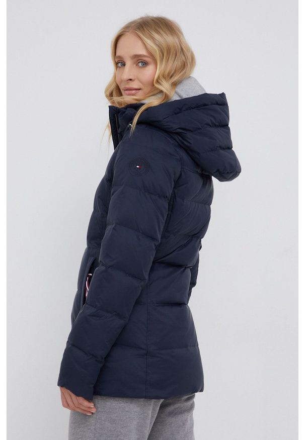 TOMMY HILFIGER - Tommy Hilfiger Kurtka puchowa WW0WW29131 damska kolor granatowy zimowa. Okazja: na co dzień. Kolor: niebieski. Materiał: puch. Sezon: zima. Styl: casual
