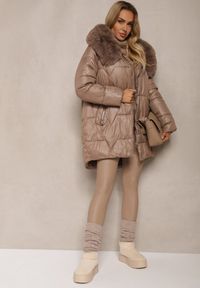 Renee - Ciemnobeżowa Pudełkowa Kurtka Pikowana Ozdobiona Odpinanym Futerkiem i Suwakiem Hedizelle. Okazja: na spacer, na co dzień. Kolor: beżowy. Materiał: futro. Wzór: aplikacja. Sezon: zima. Styl: elegancki, casual, wizytowy #2