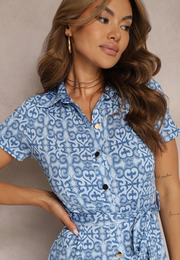 Renee - Niebieska Rozkloszowana Sukienka o Koszulowym Kroju z Guzikami i Materiałowym Paskiem w Talii Lranea. Okazja: na co dzień, na imprezę. Typ kołnierza: dekolt w kształcie V. Kolor: niebieski. Materiał: materiał. Długość rękawa: krótki rękaw. Typ sukienki: koszulowe. Styl: casual, klasyczny