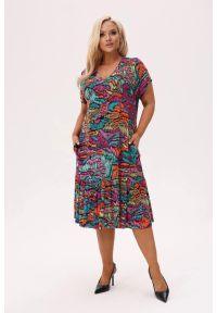 Moda Size Plus Iwanek - Wielokolorowa wiskozowa sukienka Solea PLUS SIZE XXL OVERSIZE. Okazja: do pracy, na co dzień, na spacer. Typ kołnierza: dekolt w serek. Kolekcja: plus size. Kolor: wielokolorowy. Wzór: nadruk. Typ sukienki: oversize, dla puszystych. Materiał: wiskoza. Sezon: lato. Styl: klasyczny, casual, elegancki