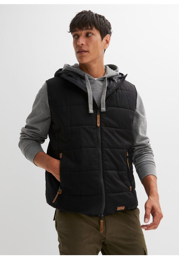 bonprix - Kamizelka pikowana z kapturem z detalami z imitacji skóry. Typ kołnierza: kaptur. Kolor: czarny. Materiał: skóra