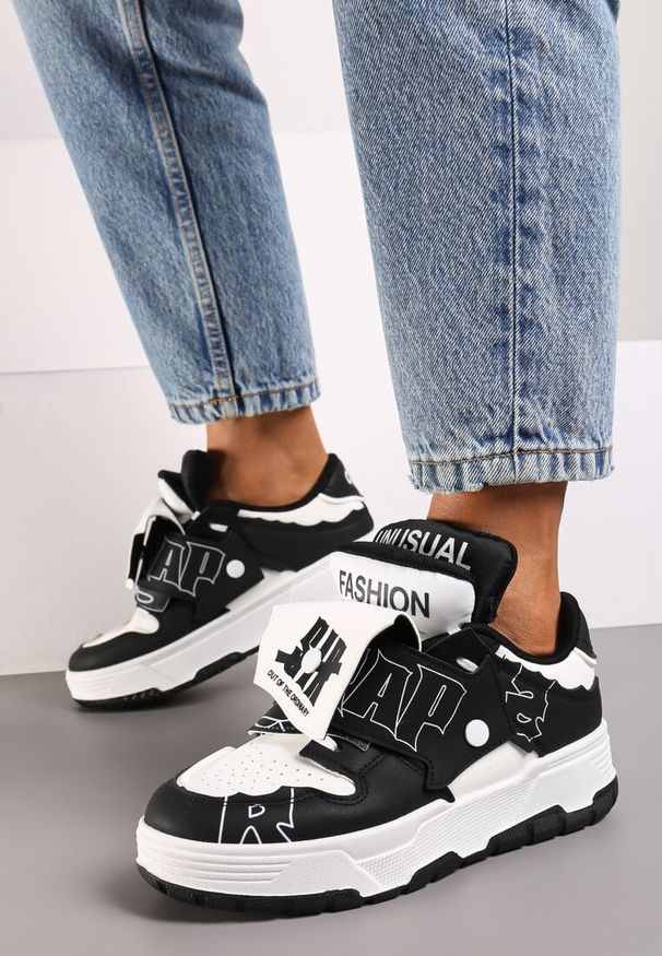 Renee - Czarno-Białe Sneakersy na Płaskiej Podeszwie Ozdobione Napisami Griefra. Nosek buta: okrągły. Zapięcie: sznurówki. Kolor: czarny. Materiał: materiał, jeans. Wzór: napisy, aplikacja. Obcas: na płaskiej podeszwie. Wysokość obcasa: niski