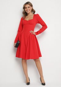 Born2be - Czerwona Rozkloszowana Sukienka z Usztywnianymi Miseczkami Tillimara. Kolor: czerwony. Typ sukienki: dopasowane #4