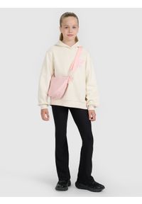 4f - 4F Spodnie z rozszerzanymi nogawkami z prążkowanej dzianiny dziewczęce - czarne 134 (8-9 lat). Okazja: na co dzień. Kolor: czarny. Materiał: prążkowany, dzianina. Wzór: prążki. Sezon: lato. Styl: casual, klasyczny, sportowy #1