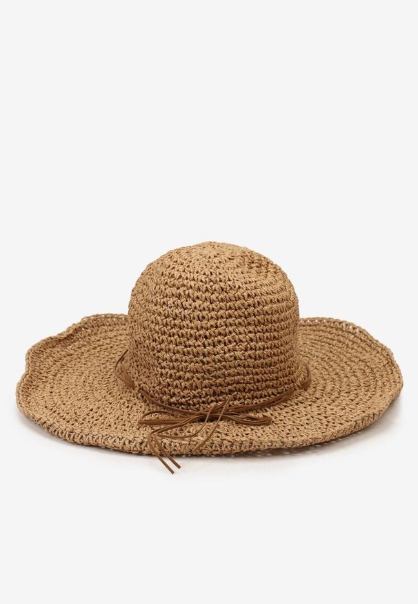 Born2be - Ciemnobeżowy Pleciony Kapelusz z Szerokim Rondem Wiązany na Rzemyk Yeisa. Kolor: beżowy. Sezon: lato. Styl: elegancki, biznesowy, boho, wakacyjny, casual