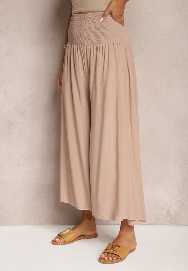 Renee - Beżowe Plisowane Spodnie Szerokie z Bawełny Jaina. Okazja: do pracy, na spotkanie biznesowe. Stan: podwyższony. Kolor: beżowy. Materiał: bawełna. Styl: elegancki, biznesowy