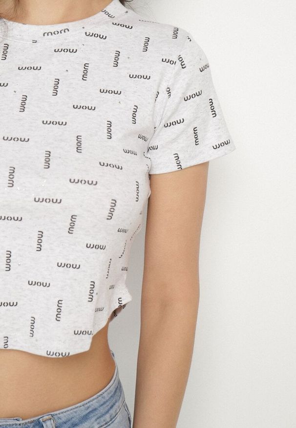Born2be - Jasnoszary Bawełniany T-shirt z Brokatem Olinithra. Okazja: na co dzień. Kolor: szary. Materiał: bawełna. Wzór: aplikacja. Sezon: lato, wiosna. Styl: glamour, klasyczny, casual