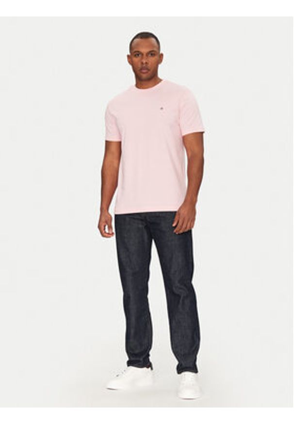GANT - Gant T-Shirt Shield 2003184 Różowy Regular Fit. Kolor: różowy. Materiał: bawełna