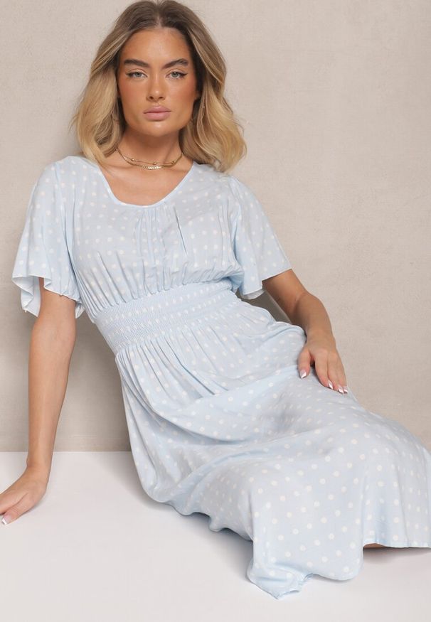 Renee - Jasnoniebieska Bawełniana Sukienka o Rozkloszowanym Fasonie w Kropki Tolimirae. Okazja: na co dzień. Kolor: niebieski. Materiał: bawełna. Długość rękawa: krótki rękaw. Wzór: kropki. Sezon: lato. Typ sukienki: rozkloszowane. Styl: casual