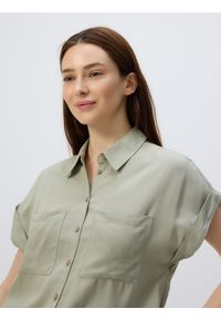 Reserved - Koszula z krótkim rękawem - oliwkowy. Kolor: oliwkowy. Materiał: wiskoza. Długość rękawa: krótki rękaw. Długość: krótkie