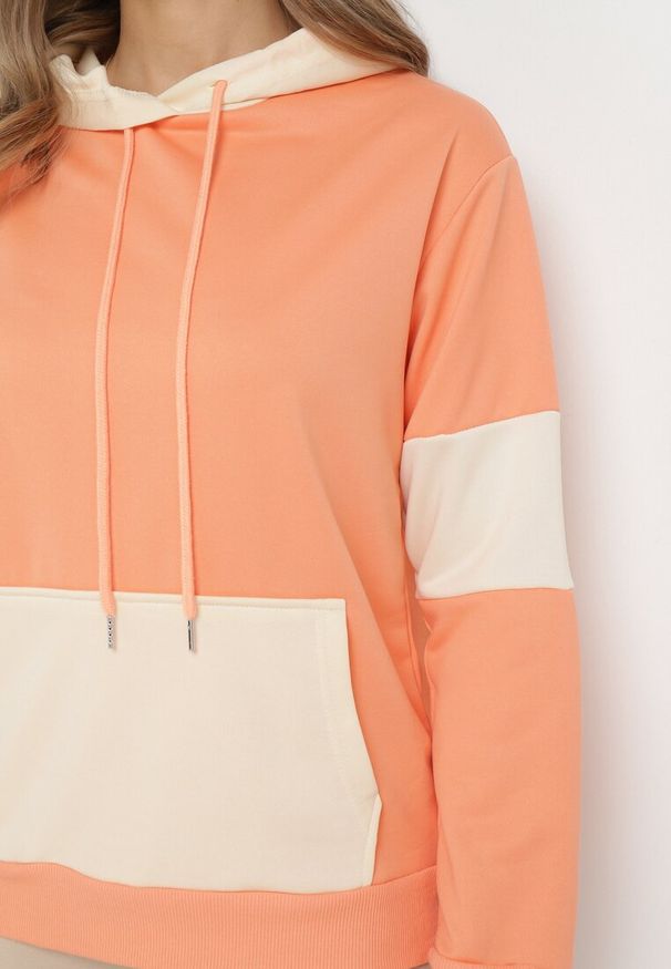 Born2be - Pomarańczowa Bluza Oversize z Kapturem i Kontrastowymi Wstawkami Jevina. Okazja: na co dzień. Typ kołnierza: kaptur. Kolor: pomarańczowy. Materiał: jeans. Długość rękawa: długi rękaw. Długość: długie. Wzór: aplikacja. Styl: elegancki, casual