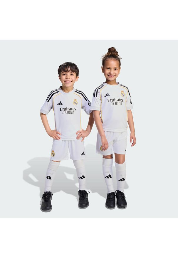Adidas - Dziecięcy mini zestaw domowy Real Madryt 25/26. Kolor: biały. Sport: piłka nożna