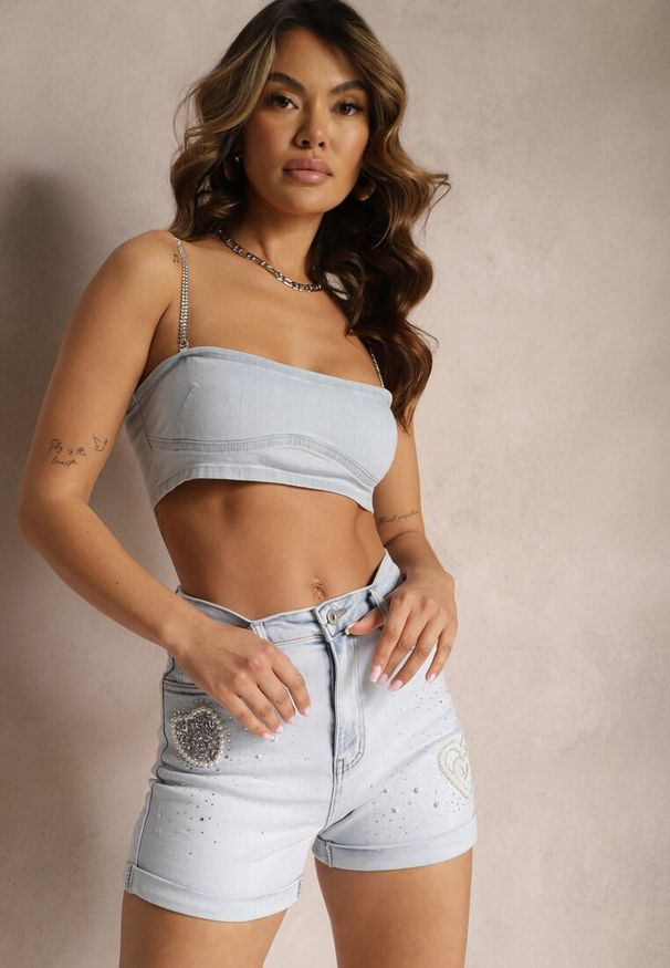 Renee - Jasnoniebieskie Szorty Jeansowe z Cyrkoniami i Perłami Montse. Kolor: niebieski. Materiał: jeans. Długość: krótkie. Wzór: aplikacja