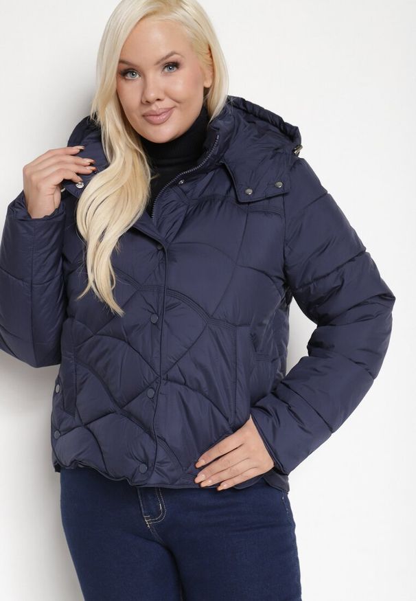 Born2be - Granatowa Pikowana Kurtka z Kieszeniami i Kapturem z Możliwością Odpięcia Nikigala. Okazja: na co dzień, na spacer. Kolekcja: plus size. Kolor: niebieski. Materiał: jeans, materiał. Styl: elegancki, casual