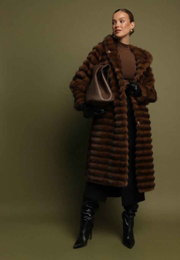 Born2be - Brązowy Futrzany Płaszcz w Pikowany Wzór z Kapturem Esarra. Okazja: do pracy, na spacer, na co dzień, na spotkanie biznesowe. Typ kołnierza: kaptur. Kolor: brązowy. Materiał: futro. Długość: długie. Styl: casual, elegancki, biznesowy