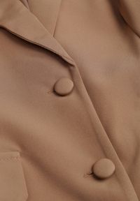 Renee - Beżowa Marynarka z Usztywnionymi Ramionami i Imitacją Kieszeni Halonia. Okazja: na co dzień, na spotkanie biznesowe. Kolor: beżowy. Materiał: jeans. Styl: casual, biznesowy, elegancki, klasyczny #5