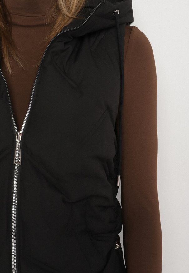 Born2be - Czarna Casualowa Kamizelka z Kapturem i Pikowanymi Przeszyciami Caletta. Okazja: na co dzień. Typ kołnierza: kaptur. Kolor: czarny. Materiał: jeans. Styl: casual