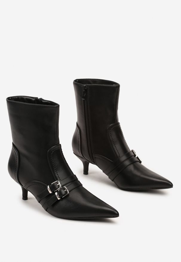 Renee - Czarne Botki na Kaczuszce z Paskami i Metalowymi Klamrami Merellia. Okazja: na co dzień. Zapięcie: klamry. Kolor: czarny. Materiał: jeans. Obcas: na szpilce. Styl: casual, rockowy. Wysokość obcasa: średni