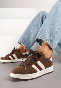 Renee - Brązowe Sneakersy Ozdobione Paskami Dolirenna. Nosek buta: okrągły. Zapięcie: pasek. Kolor: brązowy. Wzór: aplikacja. Obcas: na obcasie. Wysokość obcasa: niski