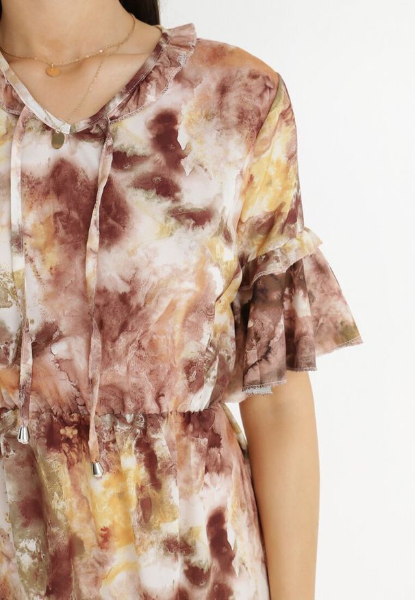 Born2be - Beżowa Sukienka Meredine. Typ kołnierza: kołnierz z falbankami. Kolor: beżowy. Długość rękawa: krótki rękaw. Wzór: aplikacja. Długość: mini