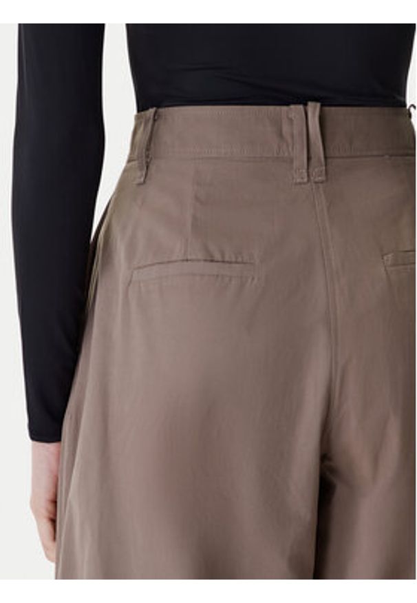 Guess Spodnie materiałowe W6RB08 WJ692 Brązowy Regular Fit. Kolor: brązowy. Materiał: syntetyk