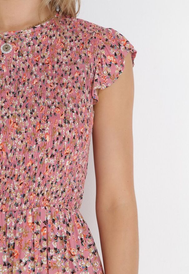 Born2be - Różowa Sukienka Maxi z Wiskozy w Kwiaty Annunali. Typ kołnierza: kołnierz z falbankami. Kolor: różowy. Materiał: wiskoza. Wzór: kwiaty. Długość: maxi