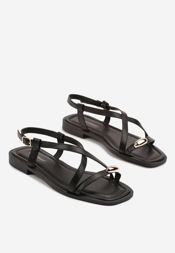 Renee - Czarne Płaskie Sandały z Cienkich Paseczków z Metaliczną Ozdobą Sorimea. Okazja: na co dzień, na imprezę. Kolor: czarny. Wzór: aplikacja. Sezon: lato. Styl: elegancki, casual