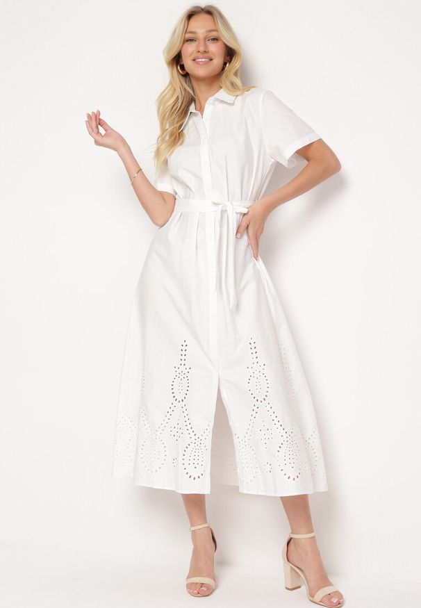 Born2be - Biała Ażurowa Sukienka z Bawełny Zapinana na Guziki z Materiałowym Paskiem Dimosa. Kolor: biały. Materiał: materiał, bawełna. Długość rękawa: krótki rękaw. Wzór: ażurowy. Styl: boho