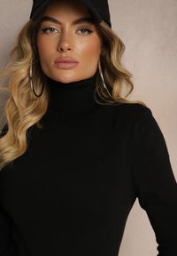 Renee - Czarny Golf o Klasycznym Fasonie Portiana. Okazja: na co dzień. Typ kołnierza: golf. Kolor: czarny. Materiał: jeans. Długość rękawa: długi rękaw. Długość: długie. Wzór: aplikacja. Styl: klasyczny #5