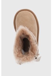 Ugg - UGG Śniegowce zamszowe dziecięce Mini Bailey Bow Glitz. Nosek buta: okrągły. Kolor: brązowy. Materiał: zamsz. Szerokość cholewki: normalna