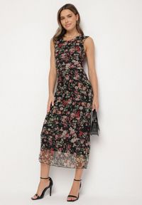 Born2be - Czarna Dopasowana Sukienka w Kwiaty Meluvea. Okazja: na co dzień. Kolor: czarny. Materiał: jeans. Wzór: kwiaty. Typ sukienki: proste. Styl: klasyczny, casual