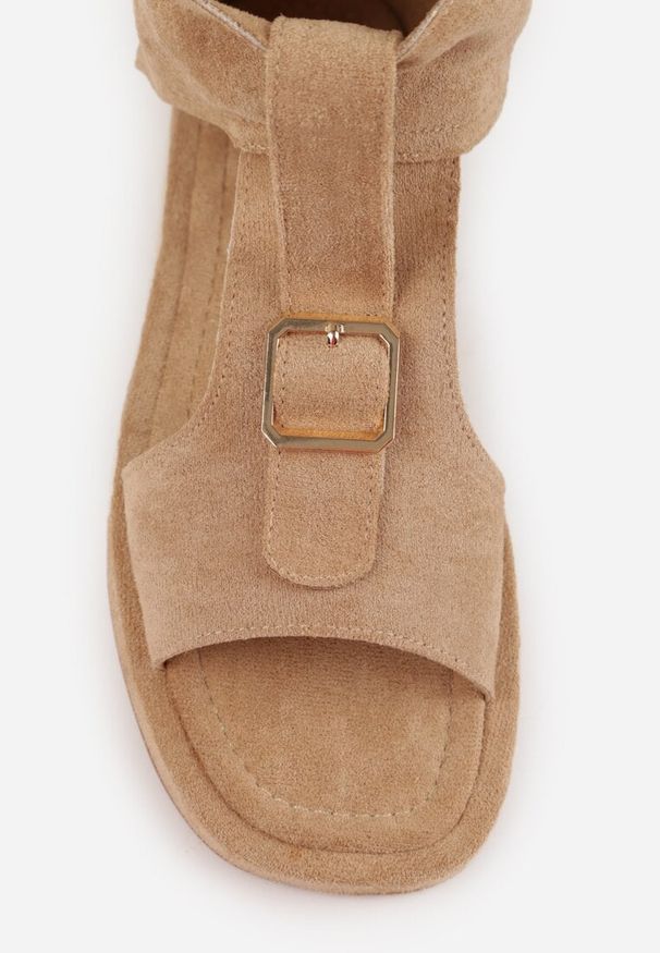 Renee - Ciemnobeżowe Sandały Typu Botki Ozdobione Metaliczną Klamrą z Przodu Adrasaia. Zapięcie: klamry. Kolor: beżowy. Wzór: aplikacja. Sezon: lato