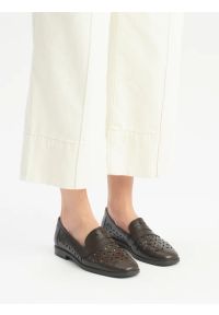 Ryłko - Ażurowe mokasyny z kwadratowym noskiem. Kolor: brązowy. Materiał: skóra. Wzór: ażurowy. Styl: street #1
