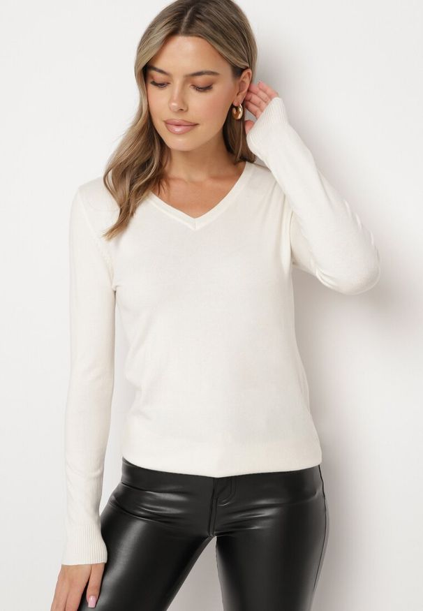 Born2be - Jasnobeżowy Klasyczny Sweter z Dodatkiem Bawełny i Wiskozy z Dekoltem w Serek Miabellea. Okazja: na co dzień. Typ kołnierza: dekolt w serek. Kolekcja: plus size. Kolor: beżowy. Materiał: bawełna, wiskoza. Styl: klasyczny
