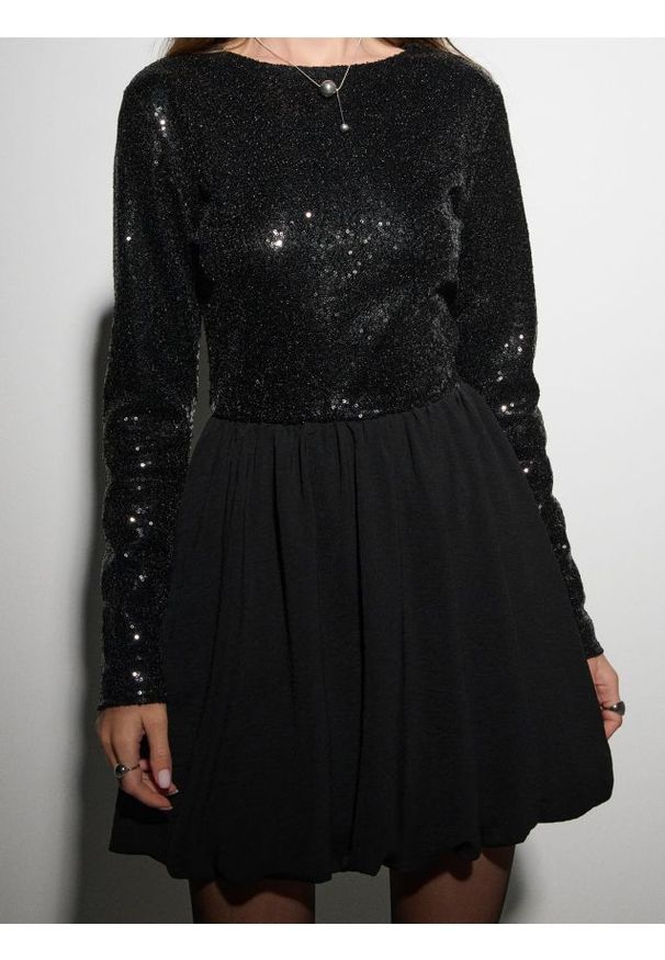 Sinsay - Elegancka sukienka mini z połyskującymi cekinami - czarny. Kolor: czarny. Styl: elegancki. Długość: mini