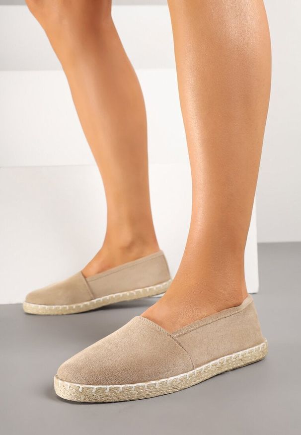 Renee - Ciemnobeżowe Espadryle Vices na Podeszwie Zdobionej Plecionką Sesoriela. Okazja: na randkę, na co dzień. Kolor: beżowy. Materiał: jeans. Wzór: aplikacja. Sezon: lato, wiosna. Styl: casual